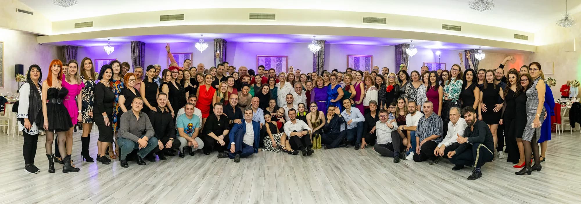 Cursanții și instructorii școlii În Pași de Dans