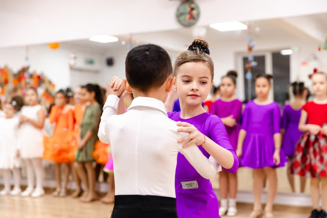 Copii dansând