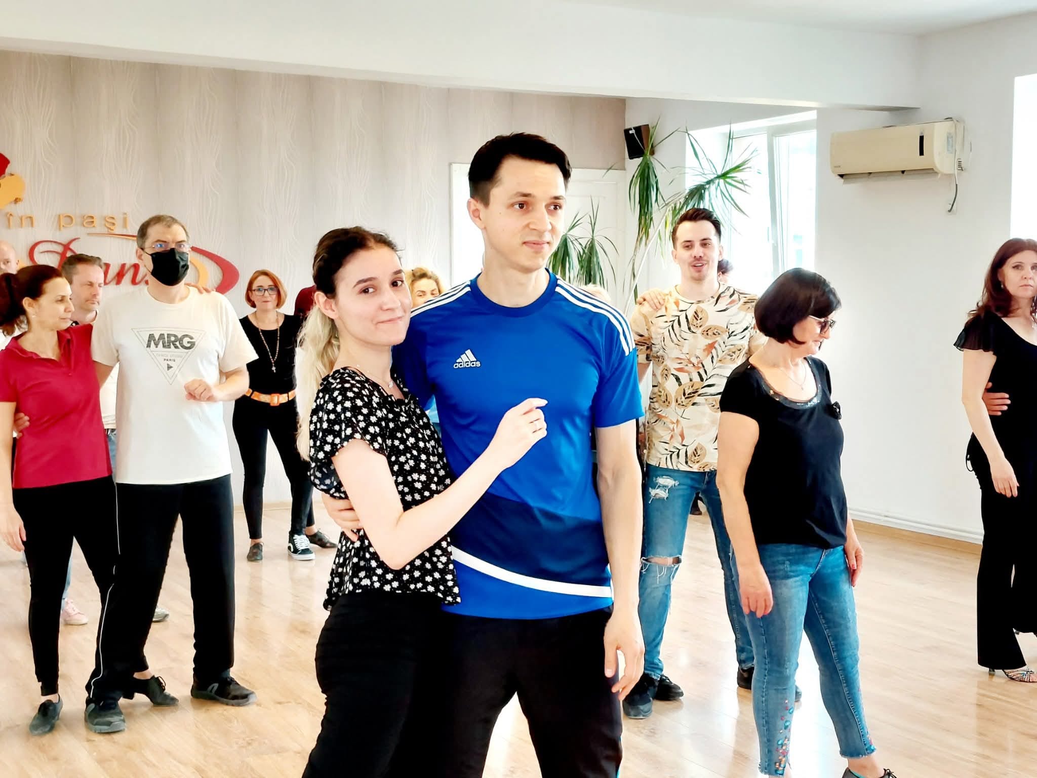 Atmosferă vibrantă la cursurile de salsa - energie și pasiune