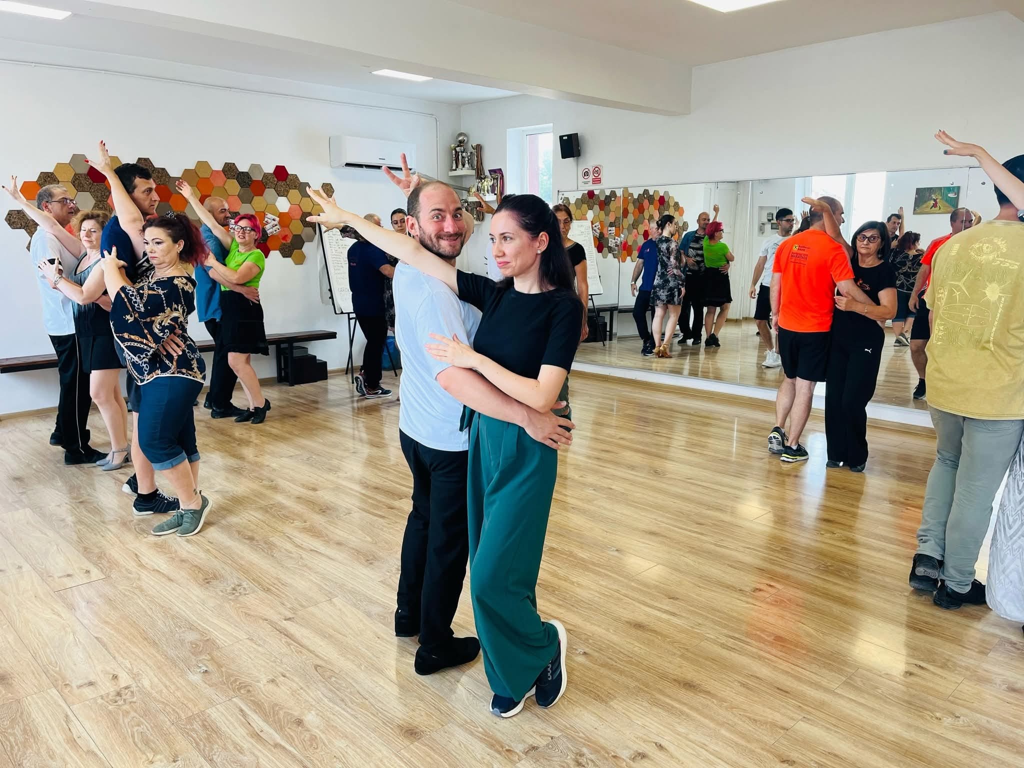 Atmosferă plină de viață la cursurile de dans latino